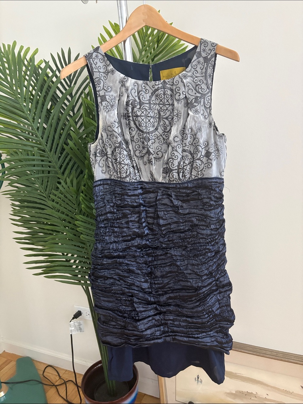 Nichole Miller Sleeveless Silver & Navy Textured Mini Dress, sz 10